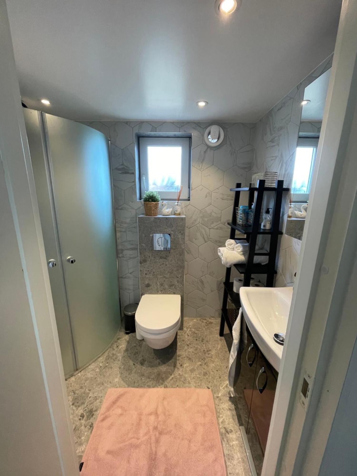 Ett Nytt Fraesch Hus Utanfoer Stockholm Naera Arlanda Villa Rosersberg Exteriör bild