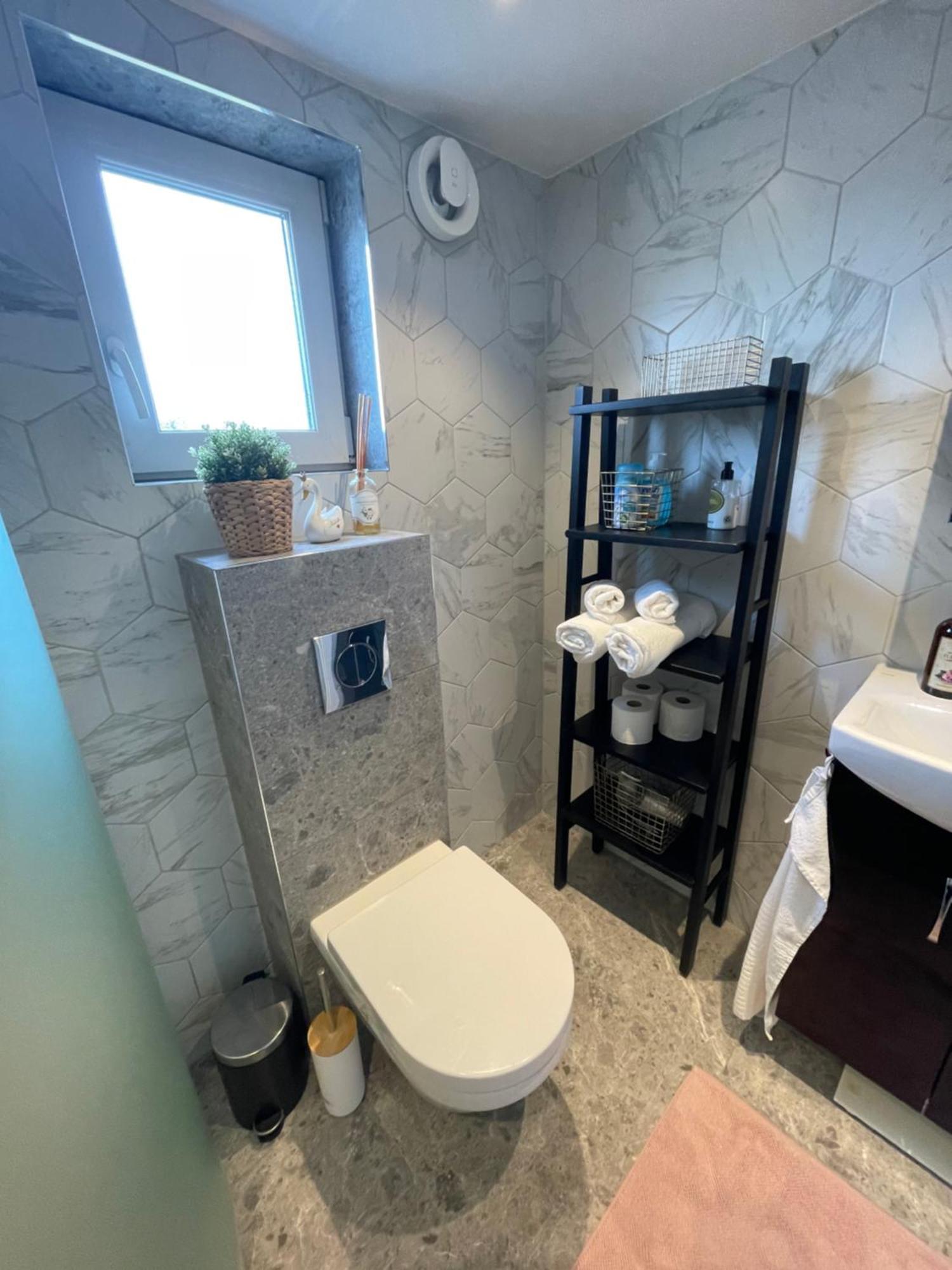Ett Nytt Fraesch Hus Utanfoer Stockholm Naera Arlanda Villa Rosersberg Exteriör bild