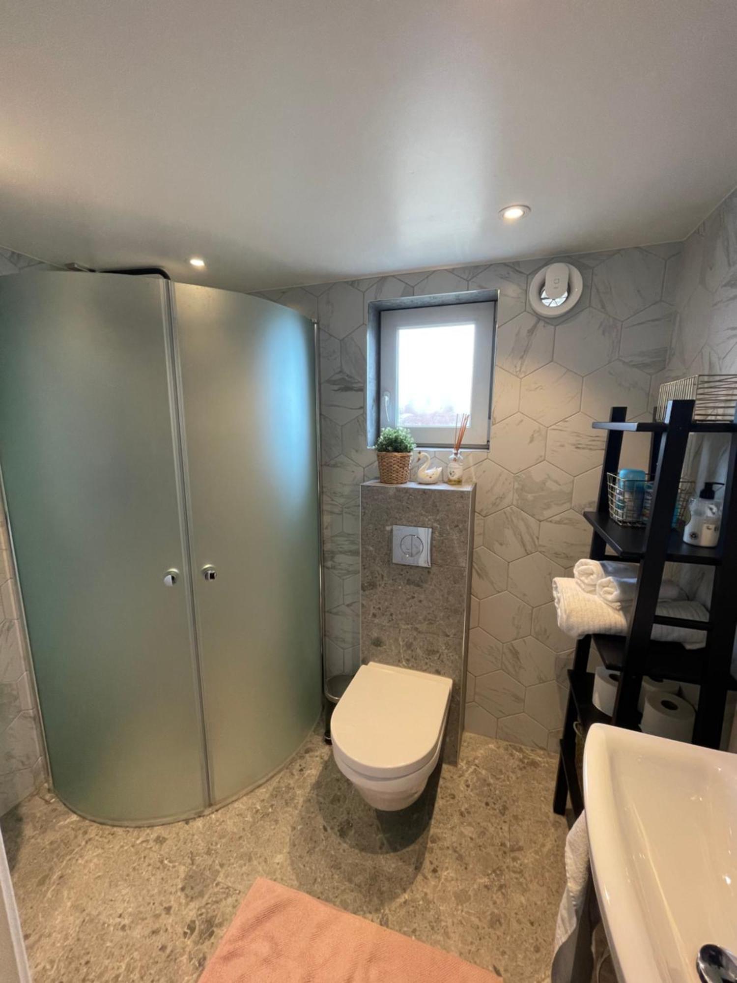 Ett Nytt Fraesch Hus Utanfoer Stockholm Naera Arlanda Villa Rosersberg Exteriör bild