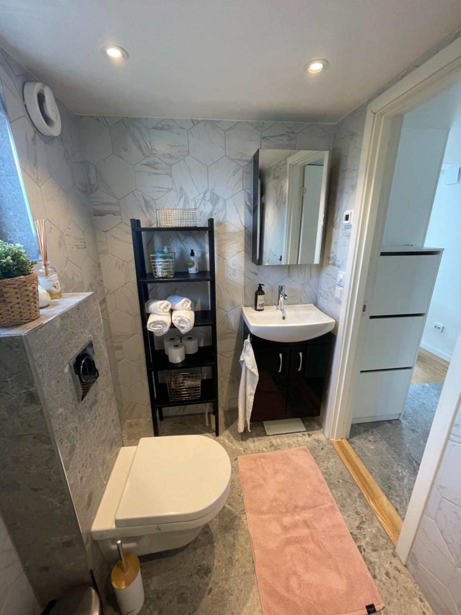 Ett Nytt Fraesch Hus Utanfoer Stockholm Naera Arlanda Villa Rosersberg Exteriör bild